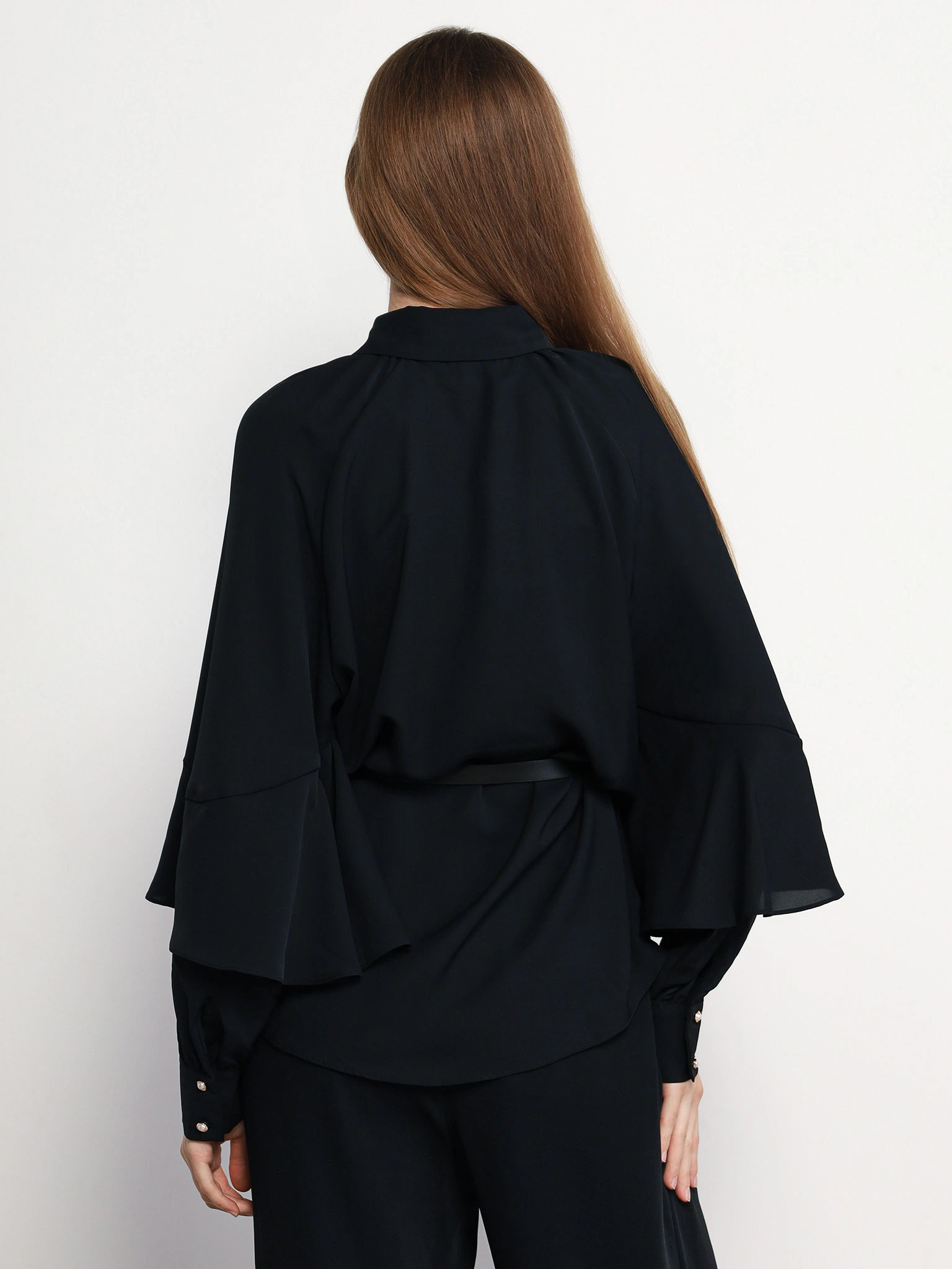 Блуза черного цвета с рюшами